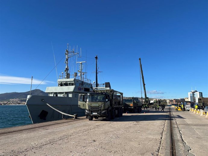 Carga en Melilla de suministros para las islas de soberanía española en el norte de África.
