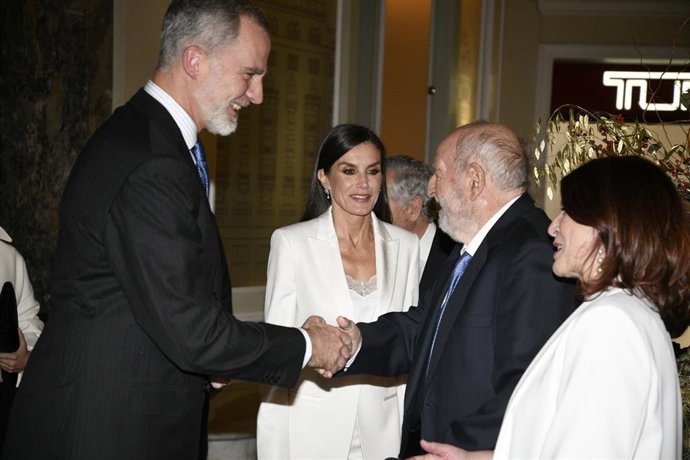 Archivo - (I-D) El Rey Felipe, la Reina Letizia, el periodista Diego Carcedo y la periodista Cristina García Ramos en una foto de archivo.
