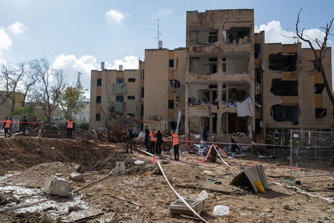 ARAD, 22 de março de 2026  -- Esta foto, tirada em 22 de março de 2026, mostra os escombros de um prédio danificado após um ataque com mísseis em Arad, Israel. Os ataques com mísseis lançados pelo Irã em 21 de março feriram 175 pessoas, incluindo 10 grave