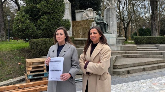 La portavoz de Vox en el Ayuntamiento de Oviedo, Sonsoles Peralta, y la concejala Alejandra González.