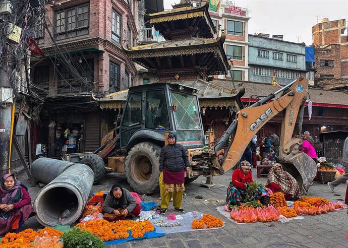 Archivo - Una excavadora en Katmandú (archivo)
