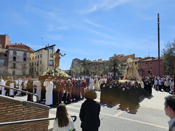 El Cristo Resucitado y Nuestra Señora de la Soledad de Gloria protagonizan un emocionante Encuentro en la Plaza del Mercado De Barbastro.