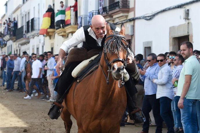 Archivo - Un hombre monta a caballo durante Las Carreras de la Luz, a 10 de abril de 2023, en Arroyo de la Luz, Cáceres, Extremadura (España).