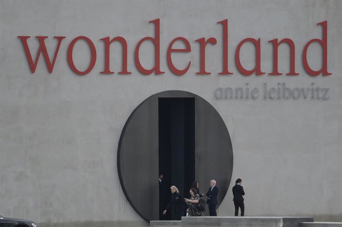 Archivo - La fotógrafo Annie Leibovitz (c) durante la inauguración de su exposición 'Wonderland' en la Fundación Marta Ortega Pérez, a 19 de noviembre de 2025, en A Coruña, Galicia (España). La exposición es la primera gran retrospectiva de la fotógrafa e