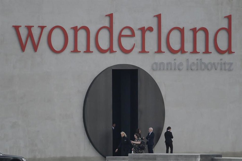 Archivo - La fotógrafo Annie Leibovitz (c) durante la inauguración de su exposición 'Wonderland' en la Fundación Marta Ortega Pérez, a 19 de noviembre de 2025, en A Coruña, Galicia (España). La exposición es la primera gran retrospectiva de la fotógrafa e