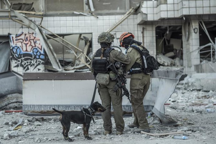 Archivo - 20 June 2025, Israel, Haifa: Israeli emergency personnel respond at the scene of a damaged building in Haifa following an Iranian missile strike, as tensions between Israel and Iran continue to escalate. Photo: Ilia Yefimovich/dpa
