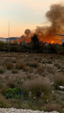 Incendio declarado en la empresa Urbaser ubicada en el PTR de Zaragoza.