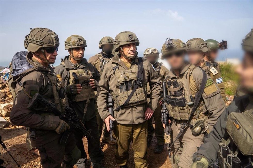 El jefe del Estado Mayor de las Fuerzas Armadas israelíes, Eyal Zamir, y otros militares israelíes en el sur de Líbano