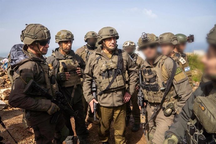 El jefe del Estado Mayor de las Fuerzas Armadas israelíes, Eyal Zamir, y otros militares israelíes en el sur de Líbano