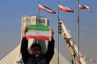 Archivo - February 11, 2024, Tehran, Iran: An Iranian boy holds an Iranian flag near the Iranian-made missiles at Azadi (freedom) Square in Tehran as people gather to mark the 45th anniversary of the Islamic revolution in Tehran. Iran marked on 11 Februar