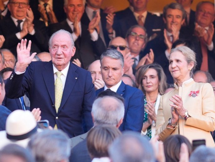 EL REY JUAN CARLOS ENTRA A LA MAESTRANZA DE SEVILLA JUNTO A SU HIJA, LA INFANTA ELENA