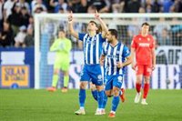 El Oviedo complica al Sevilla para aferrarse a Primera y el Alavés sigue en modo infarto