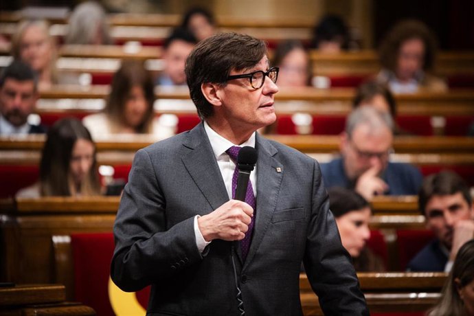 El presidente de la Generalitat de Catalunya, Salvador Illa, durante un pleno del Parlament.