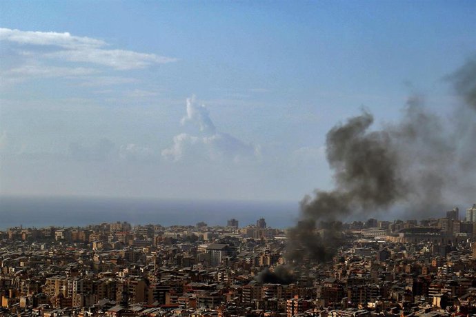 Humo sobre Beirut, capital de Líbano, tras un ataque israelí 
