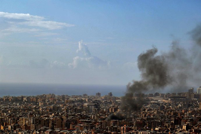 5 de abril de 2026, Beirute, Líbano: A fumaça de um ataque aéreo israelense se espalha sobre uma suposta posição do Hezbollah no subúrbio sul de Beirute, um reduto do partido pró-iraniano. Os ataques israelenses no sul do Líbano e na capital, Beirute, cau