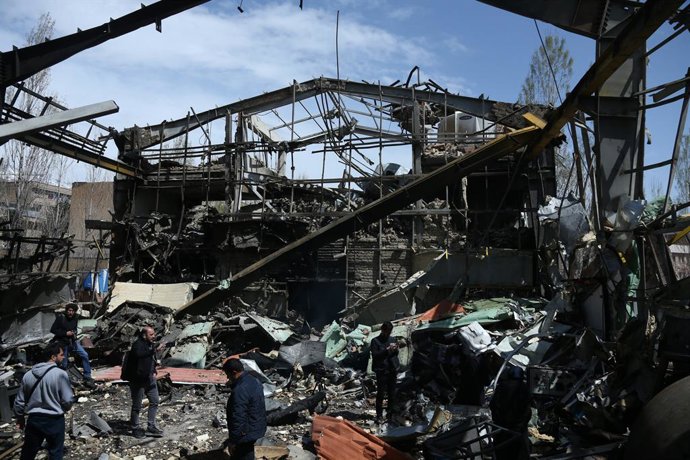 TEERÃ, 5 de abril de 2026  -- Esta foto, tirada em 4 de abril de 2026, mostra um prédio destruído por um ataque aéreo dos EUA e de Israel na Universidade Shahid Beheshti, em Teerã, no Irã. O ministro da Ciência, Pesquisa e Tecnologia do Irã, Hossein Simae