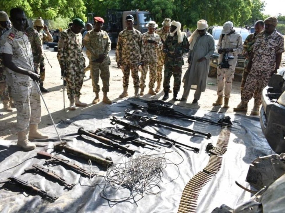 Archivo - Soldados de Nigeria muestran armamento incautado a Boko Haram