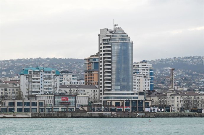 Archivo - Arquivo - RÚSSIA, NOVOROSSIYSK - 23 DE DEZEMBRO DE 2025: Edifícios residenciais na zona à beira-mar