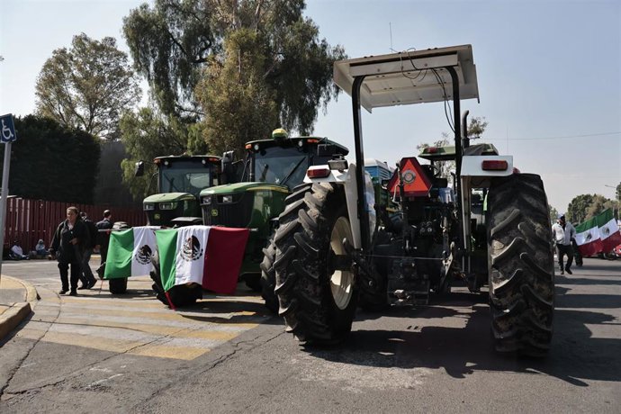 Archivo - Bloqueo de agricultores frente a la Cámara de Diputados en la Ciudad de México