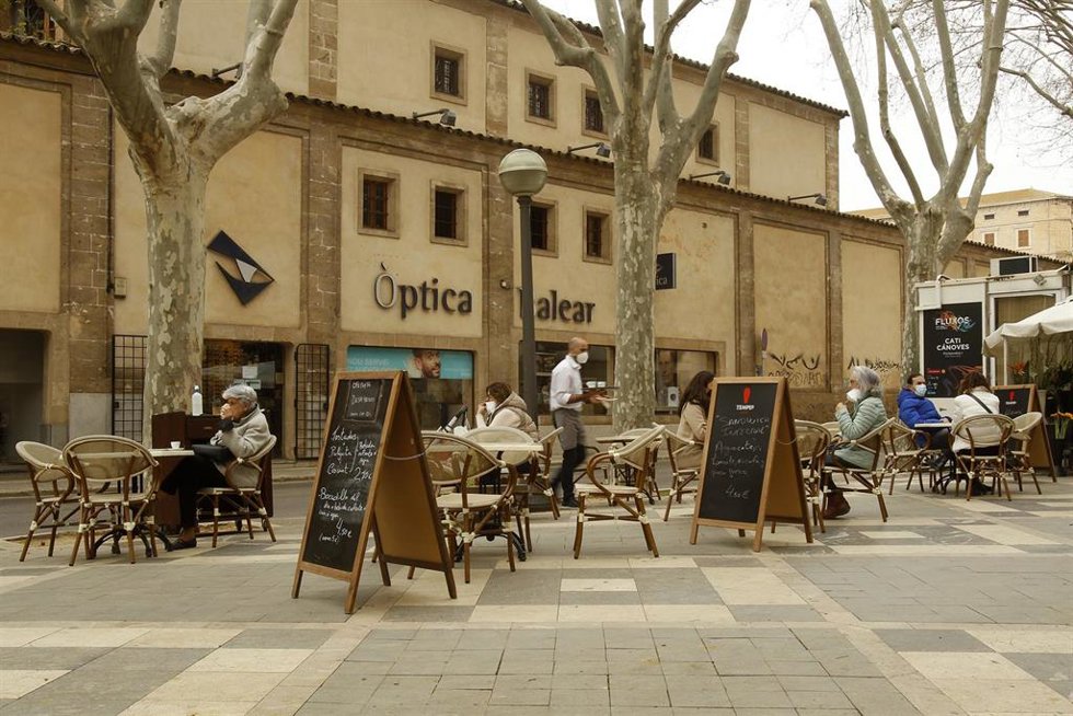 Archivo - Varias personas en la terraza de un bar en Palma