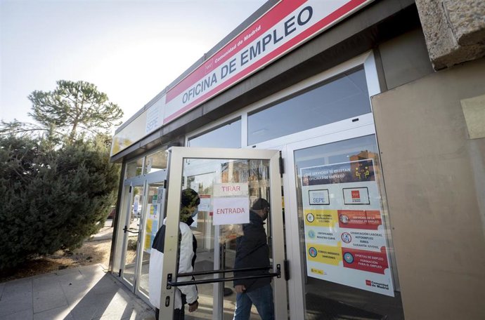 Archivo - Dos personas entran en la Oficina de Empleo de Moratalaz, a 27 de enero de 2022, en Moratalaz, Madrid (España). 