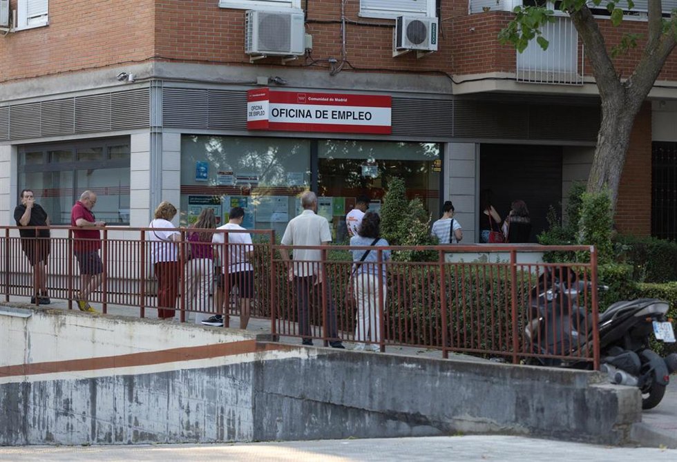 Archivo - Varias personas hacen cola en una oficina del SEPE, a 4 de agosto de 2025, en Madrid (España). El paro registrado en las oficinas de los servicios públicos de empleo bajó en 1.357 personas en julio en relación con el mes anterior (-0,06%) hasta 