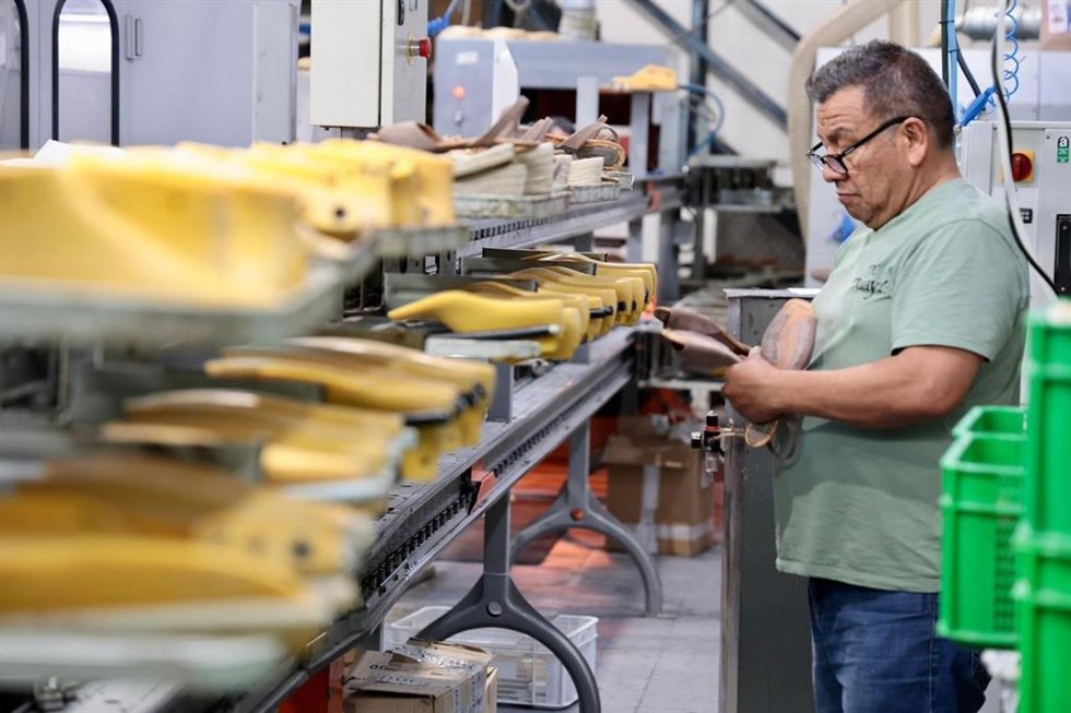 Archivo - Trabajador en una fábrica de calzado de Menorca