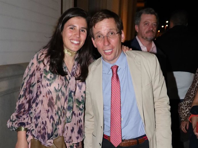 Teresa Urquijo y José Luis Martínez-Almeida han asistido a la corrida del Domingo de Resurreción en La Maestranza de Sevilla