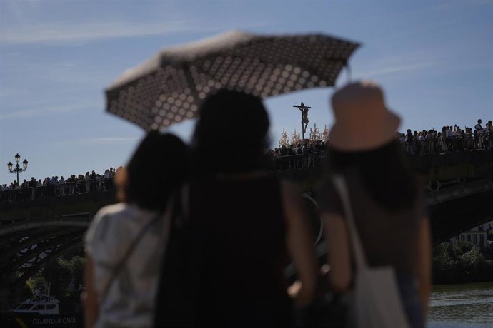 La Hermandad del Cachorro a su paso por el puente de Triana, a 3 de abril de 2026 en Sevilla (Andalucía, España).   