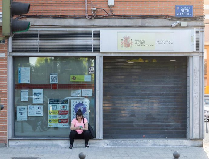 Archivo - Una persona espera a que abra una oficina del SEPE, a 4 de agosto de 2025, en Madrid (España). El paro registrado en las oficinas de los servicios públicos de empleo bajó en 1.357 personas en julio en relación con el mes anterior (-0,06%) hasta 