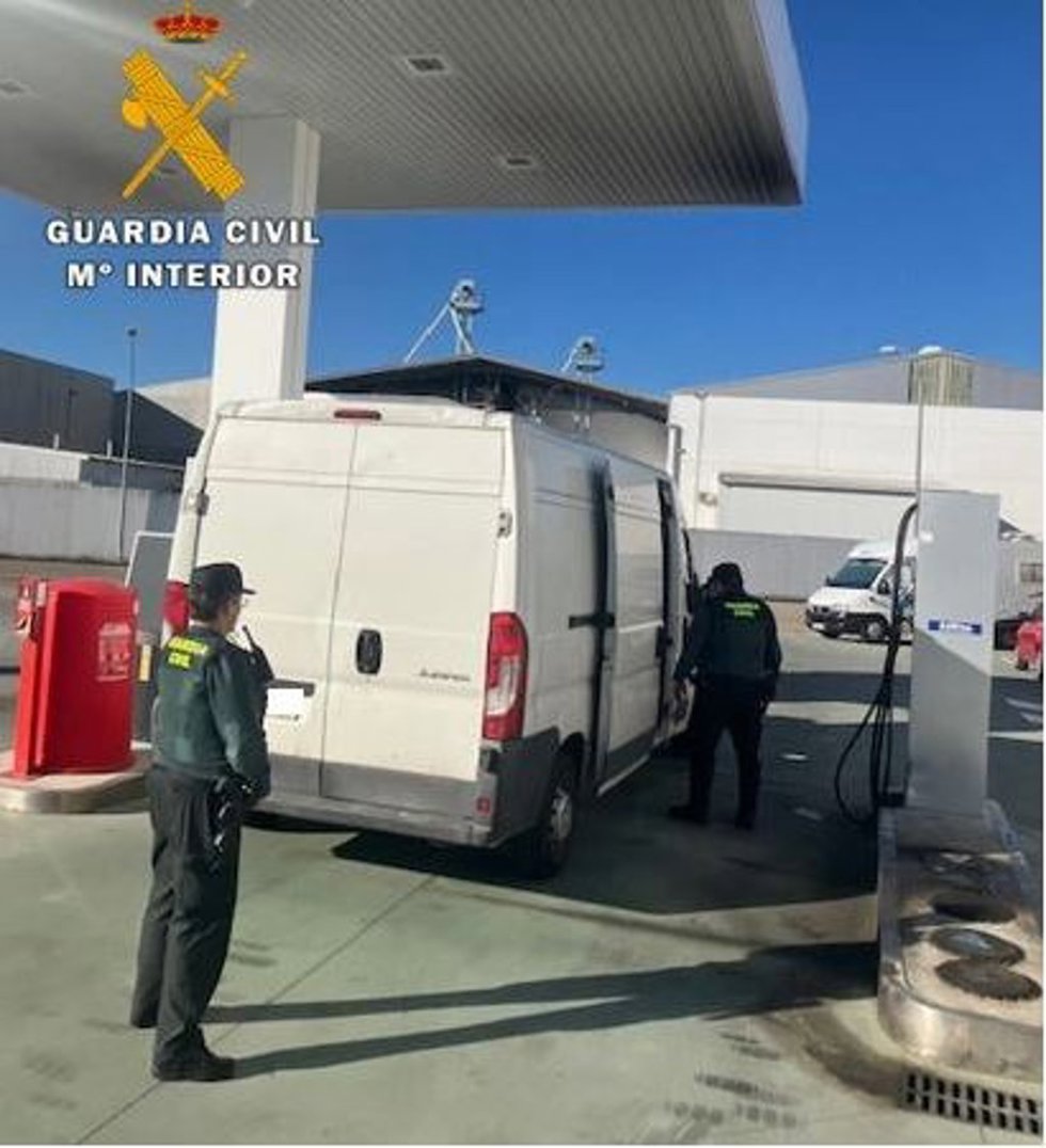 Un agente de la Guardia Civil junto a la furgoneta
