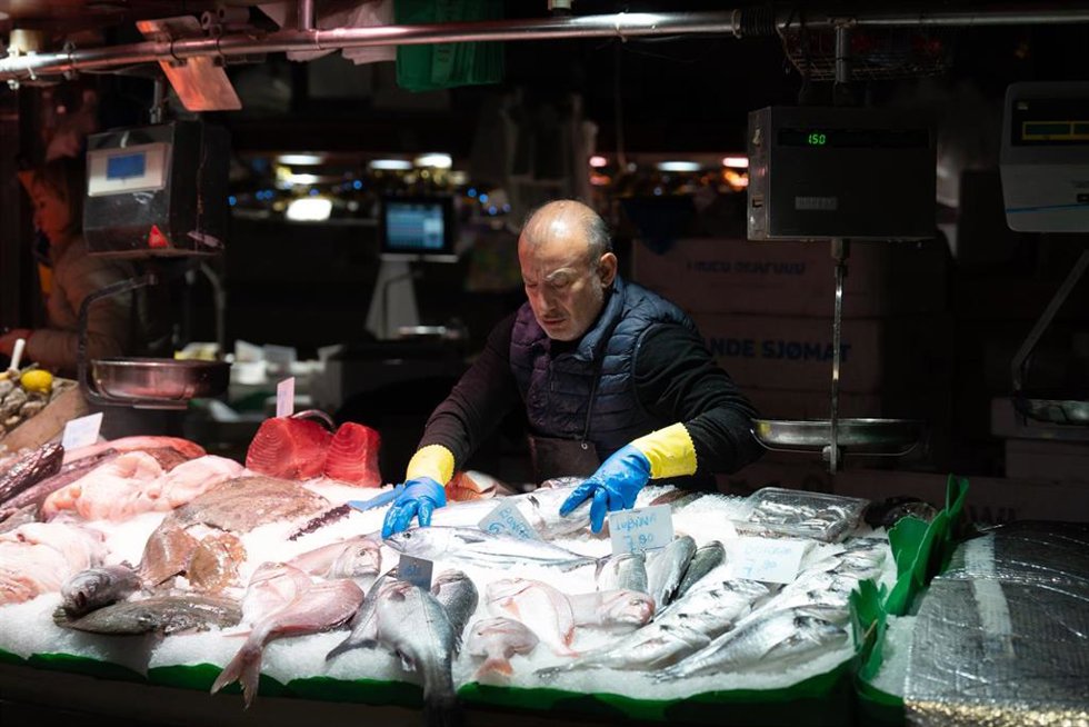 Archivo - Un comerciante revisa sus productos expuestos, en el Mercado de la Boquería, a 14 de diciembre de 2023, en Barcelona, Catalunya (España).