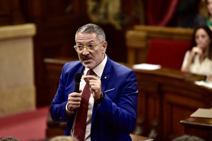 Archivo - Arxivo - El conseller d'empresa i Treball, Miquel Sàmper, en una foto d'arxiu.