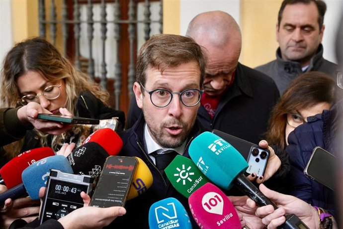 Archivo - El subdelegado del Gobierno en Sevilla, Francisco Toscano, atiende a los medios.