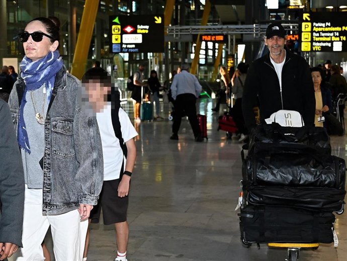 Eugenia Silva y Alfonso de Borbón a su llegada al aeropuerto de Madrid este domingo 5 de abril junto a sus hijos Alfonso y Jerónimo