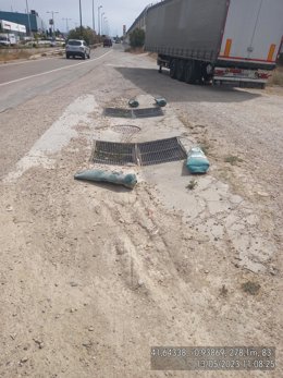 Detalle del estado del arcén en la avenida de Manuel Rodríguez Ayuso.