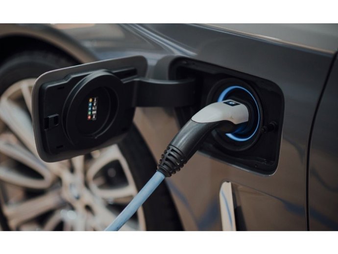 Un vehículo eléctrico en una estación de carga