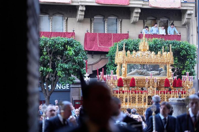 Santo Entierro entrando en la Catedral de Sevilla.