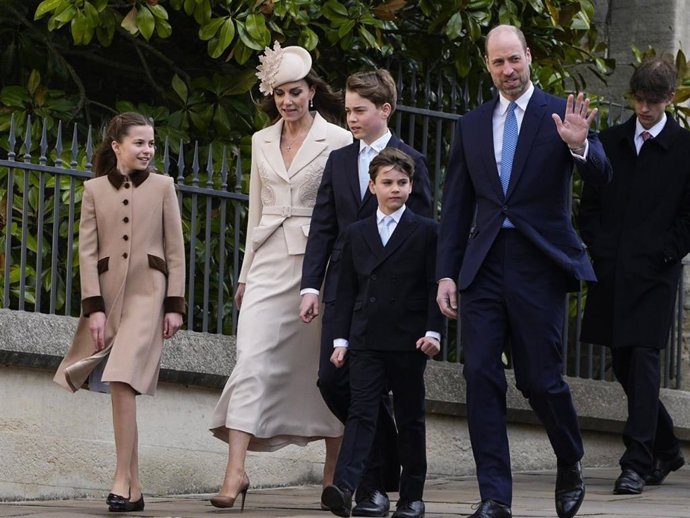 La Familia Real de Inglaterra en la misa de Pascua en la Capilla de San Jorge, en Windsor.