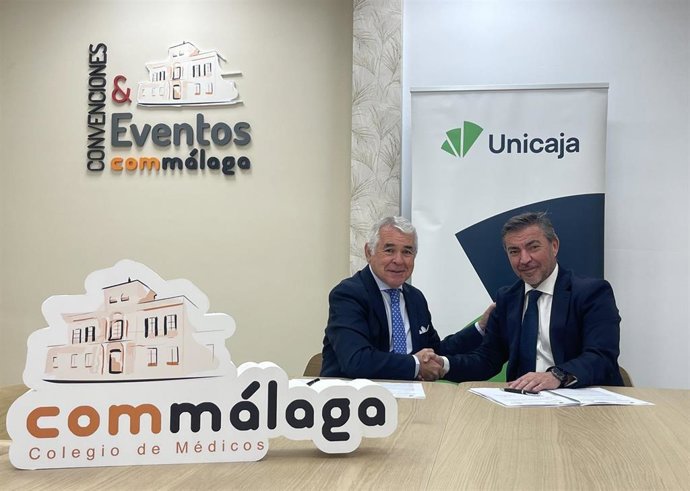 El presidente del Colegio de Médicos de Málaga, Pedro José Navarro, y el director territorial de Unicaja en Málaga, Francisco José Reguera.