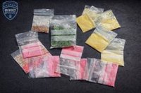 Sorpendido en Granada con 15 bolsas con drogas de diseño tras las quejas de un vecino en la puerta de un local