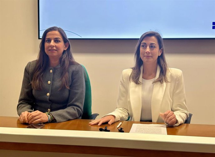 La portavoz de Vox en el Ayuntamiento de Oviedo, Sonsoles Peralta, y la concejala Alejandra González.