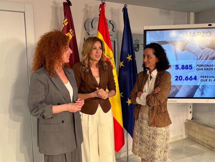La consejera de Empresa, Empleo y Economía Social, Marisa López Aragón, junto con la secretaria general de la Consejería, Ana Losantos, y la directora general del SEF, Pilar Valero