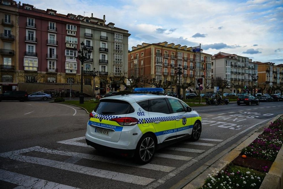 Archivo - Coche de la Policía Local de Santander.- Archivo
