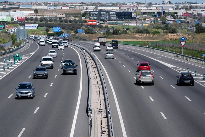 Archivo - Tráfico en la carretera A-5 a su paso por el km 21, a 5 de abril de 2023, en Madrid (España). Hoy arranca la segunda fase de la Operación Especial que la Dirección General de Tráfico pone en marcha, hasta la medianoche del próximo lunes 10 de ab