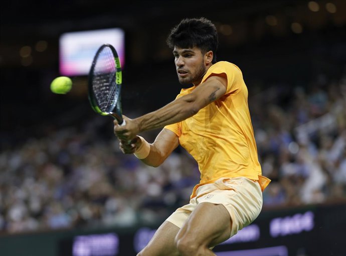 12 de março de 2026, EUA, Indian Wells: O tenista espanhol Carlos Alcaraz em ação contra o britânico Cameron Norrie durante a partida das quartas de final do torneio de tênis Indian Wells Open. Foto: Charles Baus/CSM via ZUMA Press Wire/dpa