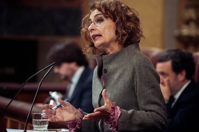 Archivo - La vicepresidenta primera y ministra de Hacienda, María Jesús Montero, interviene durante una sesión plenaria extraordinaria, en el Congreso de los Diputados, a 22 de enero de 2025, en Madrid (España). 