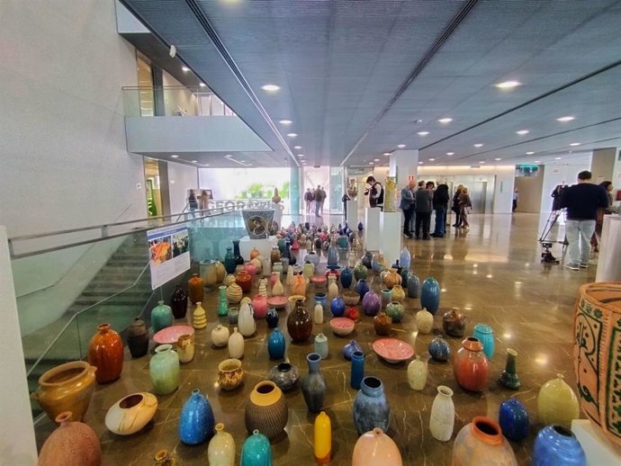 Archivo - Muestra con 400 piezas de alfarería de Gelves, en foto de recurso.