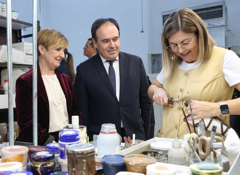 Archivo - El presidente de la Generalitat, Juanfran Pérez Llorca, y la consellera de Industria, Marián Cano, junto a una trabajadora