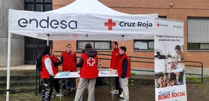 Personal de Cruz Roja en uno de los puntos informativos sobre el bono social.